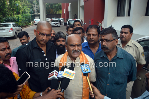 Muthalik slams state govt for re-opening pub attack case